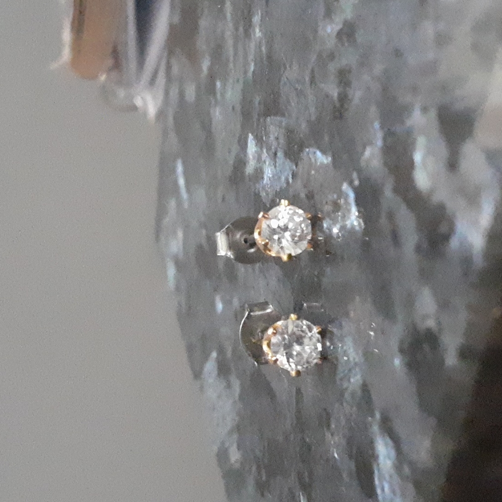 Beautiful vintage earrings w hypoallergenic post
